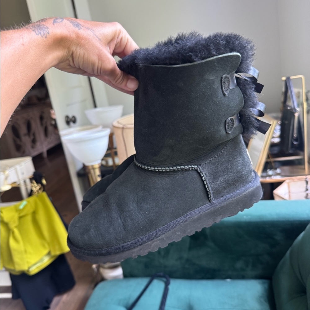 UGG| Black Short Bailey Bow Uggs - Picture 3 of 6